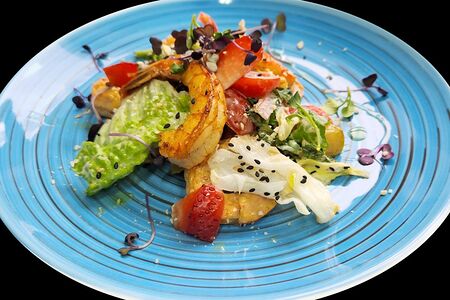 Фирменный салат с креветкой, рукколой, апельсиновой заправкой