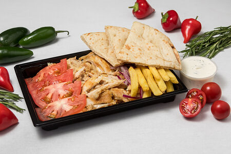 Гирос куриный в тарелке