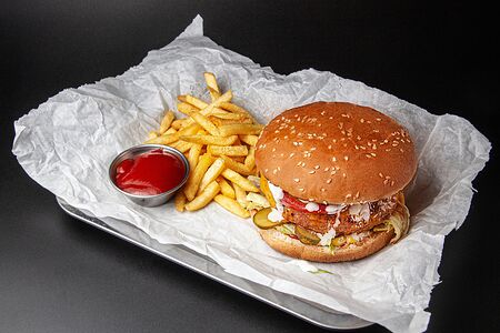 Сочный чизбургер с картофелем фри и сырным соусом