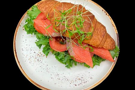 Круассан со слабосоленой форелью и творожным сыром