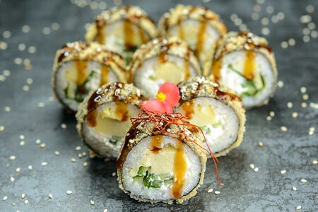 Жареный ролл с омлетом, сыром и огурцом