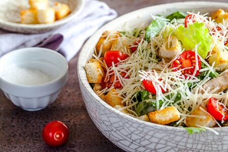 Салат Цезарь с телятиной