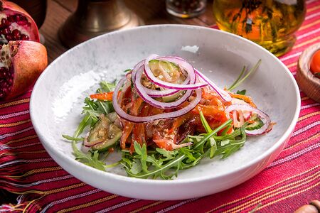 Овощной салат под фирменной заправкой