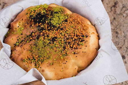 Лепешка с кунжутом и фисташками