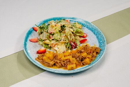 Микс-салат из утки с ананасом