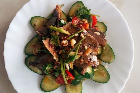 Салат с говядиной и огурцами