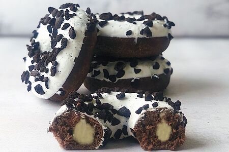 Пончик-донатс с ванильной начинкой и печеньем