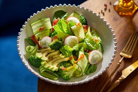 Зеленый салат с песто и с вялеными томатами