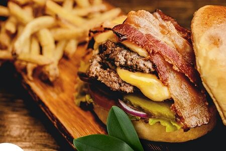 Бургер с беконом и шампиньонами