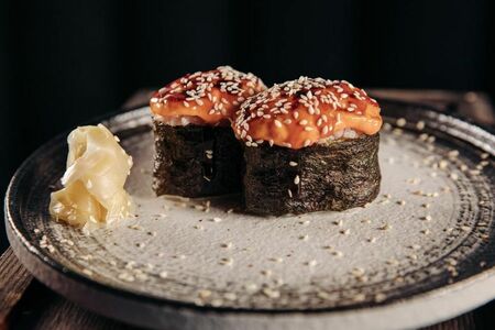 Суши с запеченным тунцом