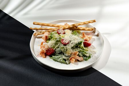 Салат Цезарь с тигровыми креветками и гриссини