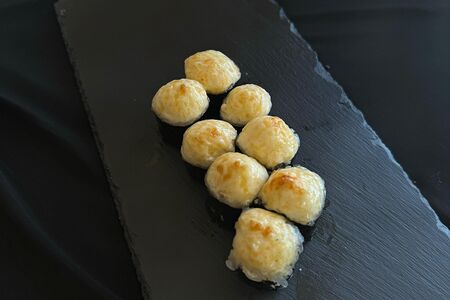 Мини-ролл с угрем под сырным соусом