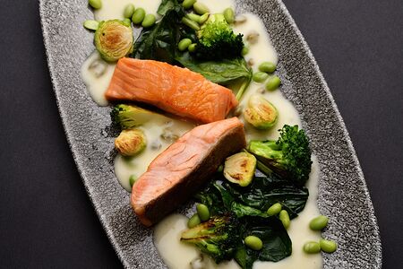 Морская форель с зелеными овощами и сливочным соусом с каперсами