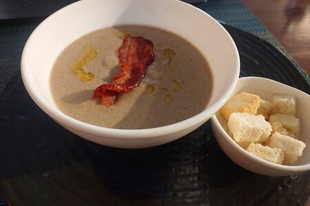 Крем-суп грибной с чипсой из бекона и трюфельным маслом