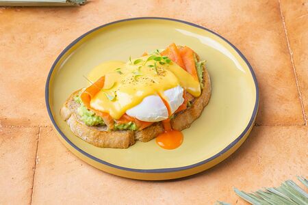 Тост с семгой, авокадо и яйцом пашот