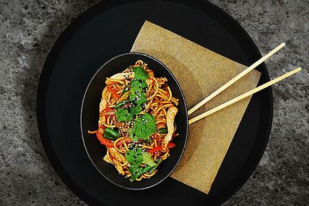 Яичная лапша со свининой в устричном соусе