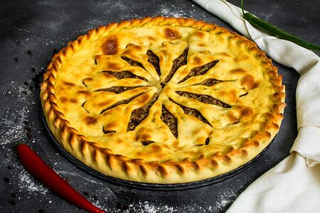 Пирог с мясом и сыром