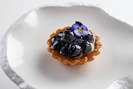 Корзиночка с сезонными ягодами 