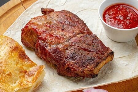 Стейк из cвинoй шеи