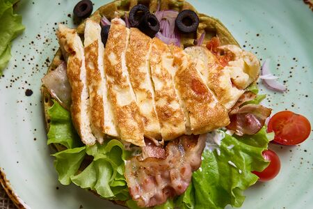 Гонконгская вафля с омлетом, сыром моцарелла и черри