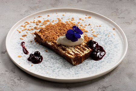 Медовик, вафельная крошка, соус вишня