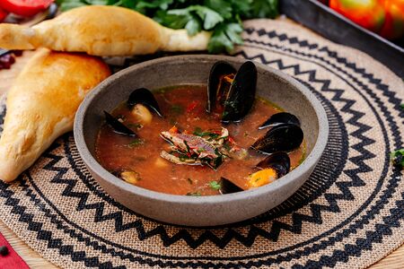 Томатный суп с лососем и мидиями