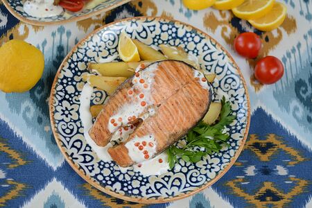 Стейк из семги под сливочно-икорным соусом