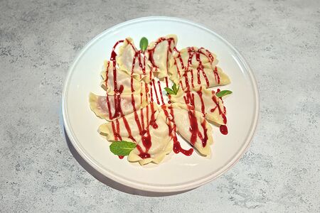 Вареники с вишней и брусничным соусом с сюрпризами