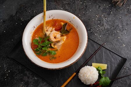 Том ям с тигровыми креветками
