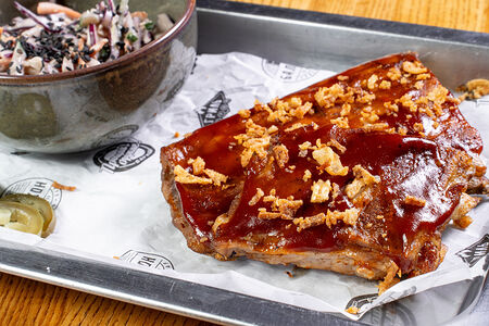 Рёбрышки свиные барбекю с коул слоу