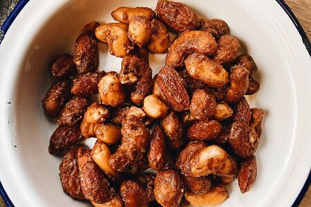 Орешки в копченой карамели