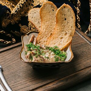 Язык в сливочном соусе