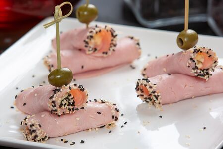 Рулетики из ветчины с сыром