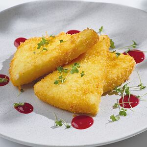 Жареный сулугуни с брусничным соусом