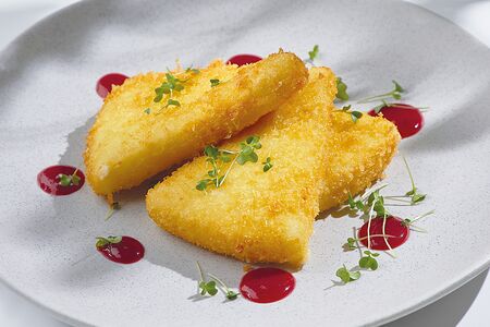 Жареный сулугуни с брусничным соусом