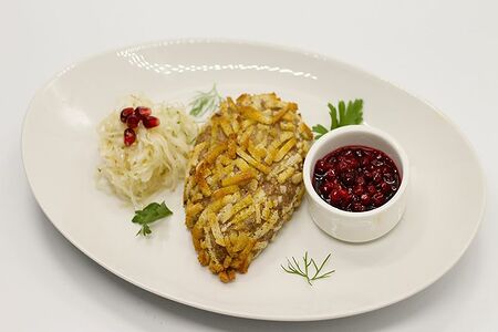 Котлета Гусятникоff с квашеной капустой и брусничным вареньем