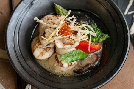 Обжаренные морские гребешки с овощами