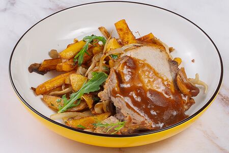 Буженина с жареным картофелем и грибами