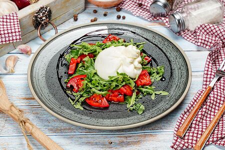 Буррата с томатами