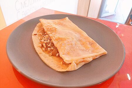 Блин с вареной сгущенкой и орехами