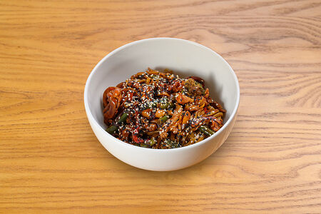 Лапша с курицей, овощами и имбирём