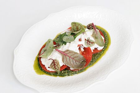 Томаты, страчателла и песто