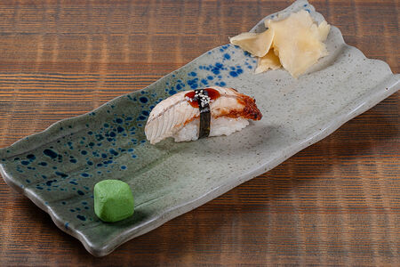 Суши с угрем под соусом унаги