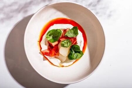 Томаты с грушей и домашним солёным сыром