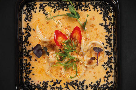 Рис с кальмаром и сливочным соусом Том Ям