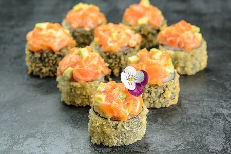 Жареный ролл с шапкой: лосось, спайси, авокадо