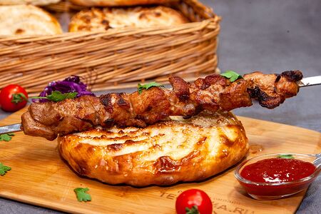 Сет Шашлык из cвинoго окорока с лепешкой