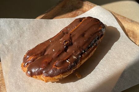Шоколадный эклер