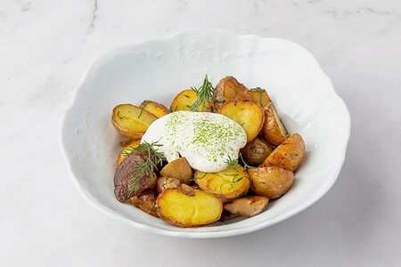 Картофель с сезонными грибами и сметаной