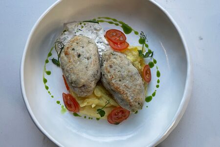 Котлеты из судака с картофельным пюре и соусом тартар